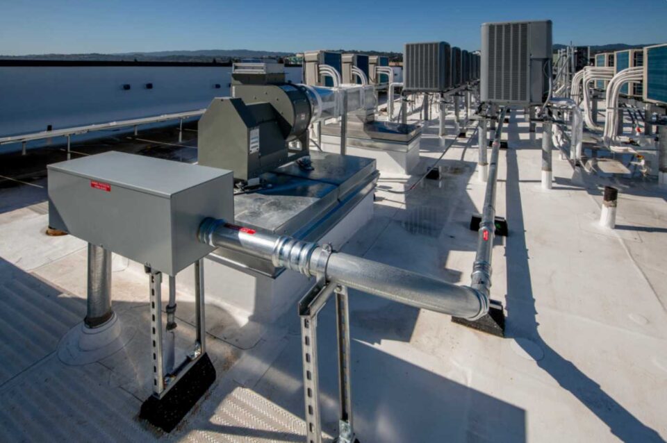 Energy‑efficient commercial heat pumps mounted on commercial rooftop in North Atlanta Metro